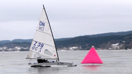 Des voiliers par-dessus la glace